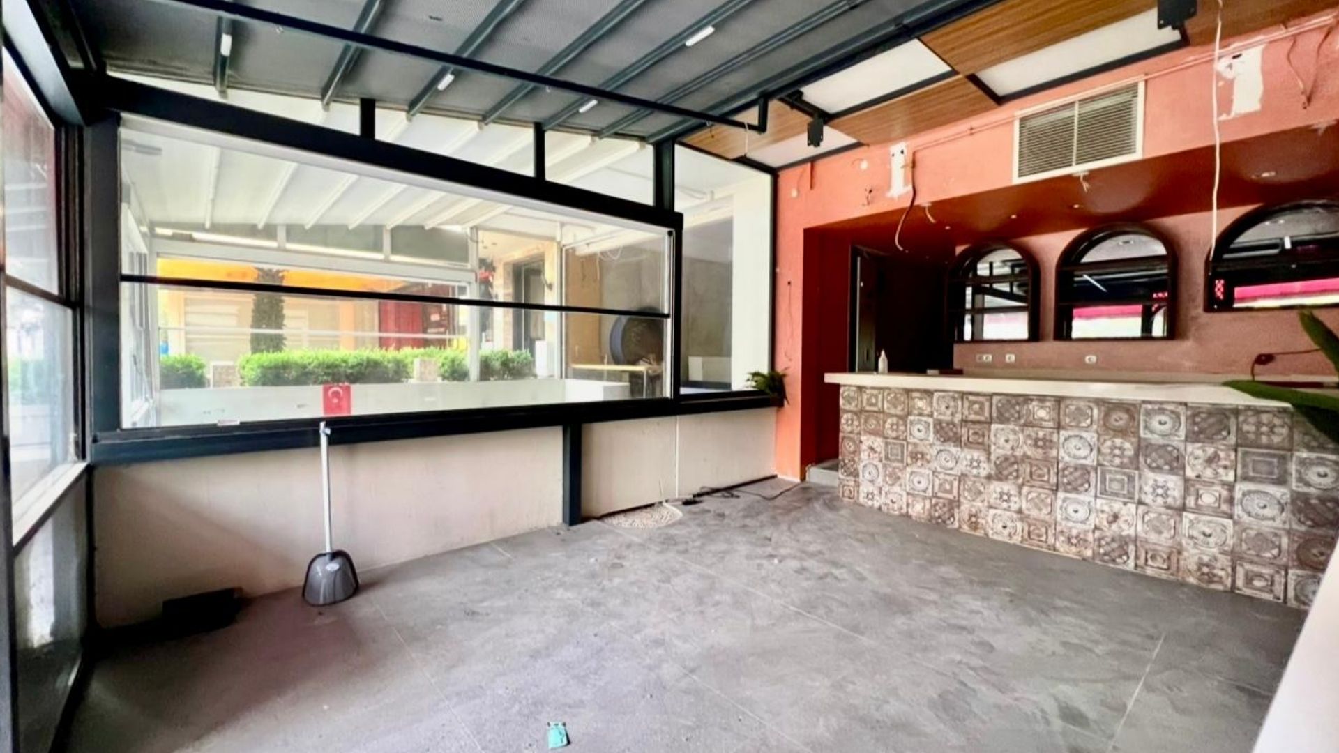 Bagdat_Caddesinin_Kalbinde_Bacali_ve_Depolu_Kiralik_Bos_Dukkan (10)