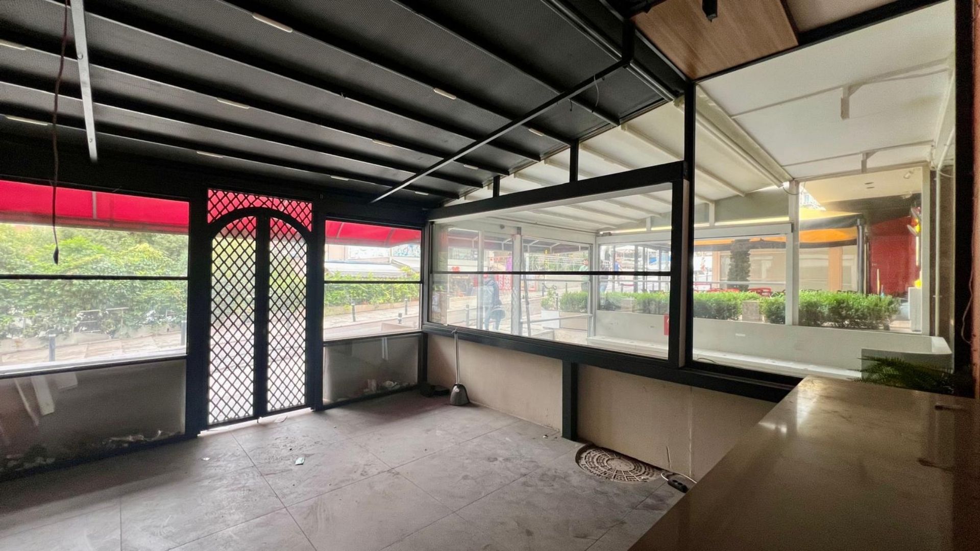 Bagdat_Caddesinin_Kalbinde_Bacali_ve_Depolu_Kiralik_Bos_Dukkan (11)