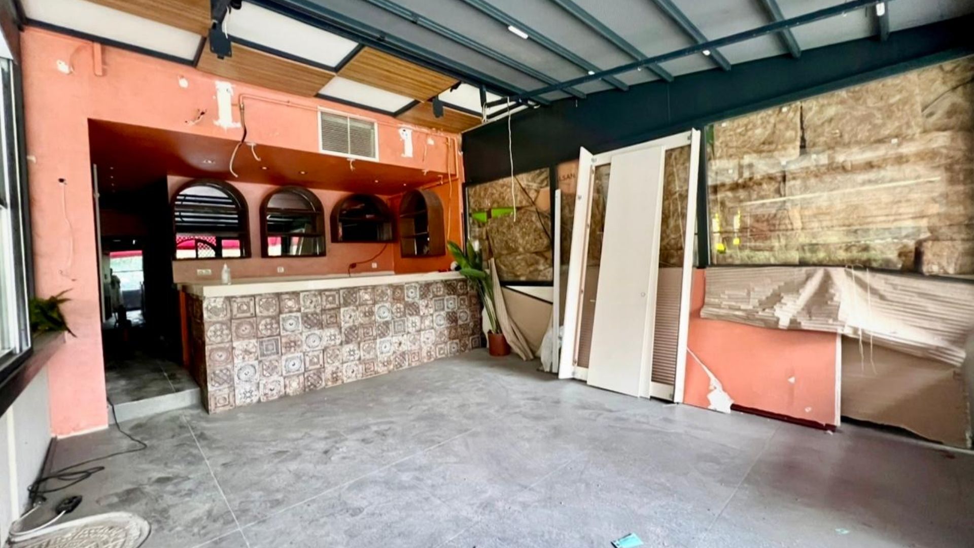 Bagdat_Caddesinin_Kalbinde_Bacali_ve_Depolu_Kiralik_Bos_Dukkan (12)