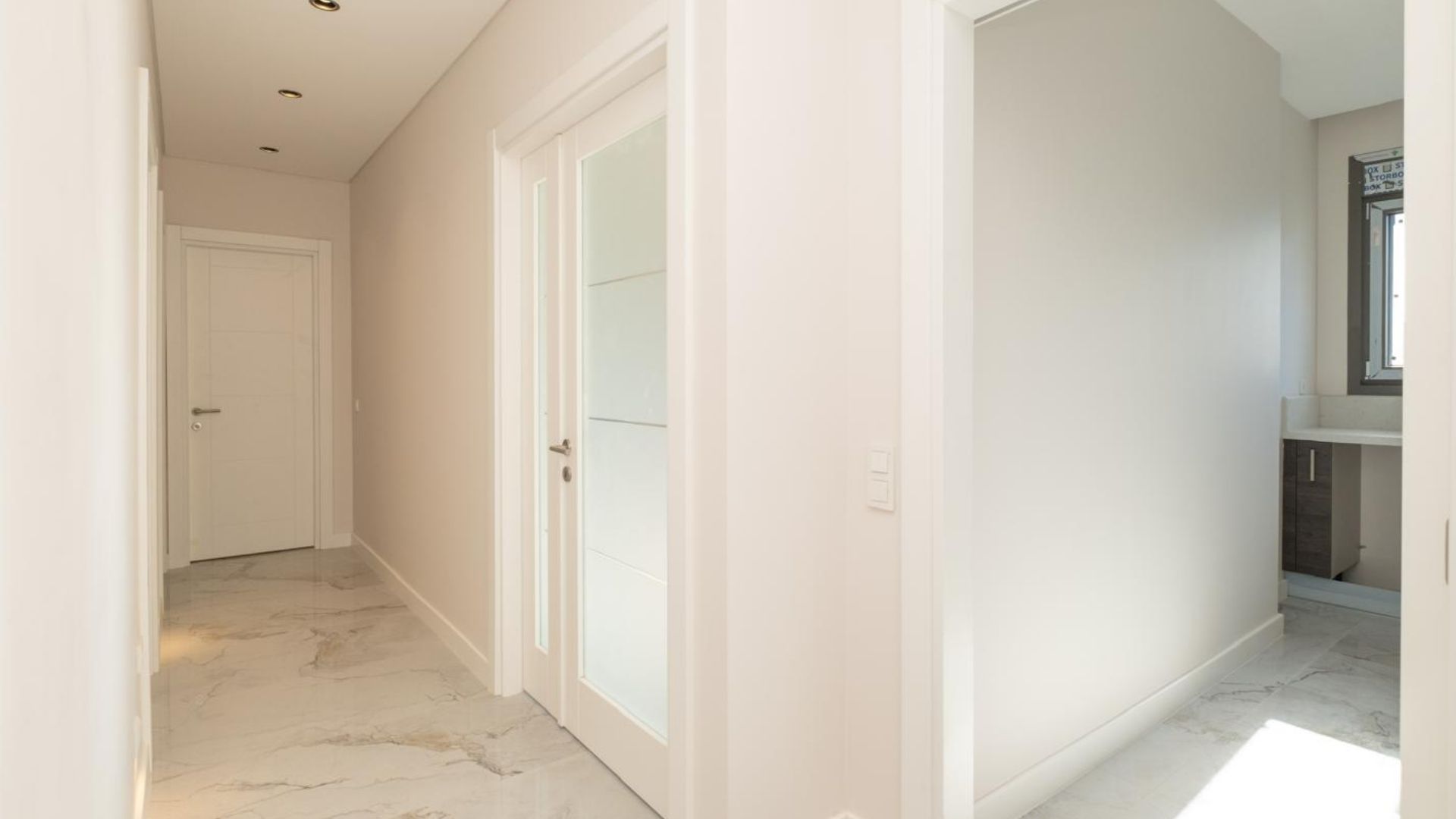 Caddenin_Kalbi_Saskinbakkal_Sahilde_Balkonlu_Ultra_Lux_Sifir_2+1 (35)