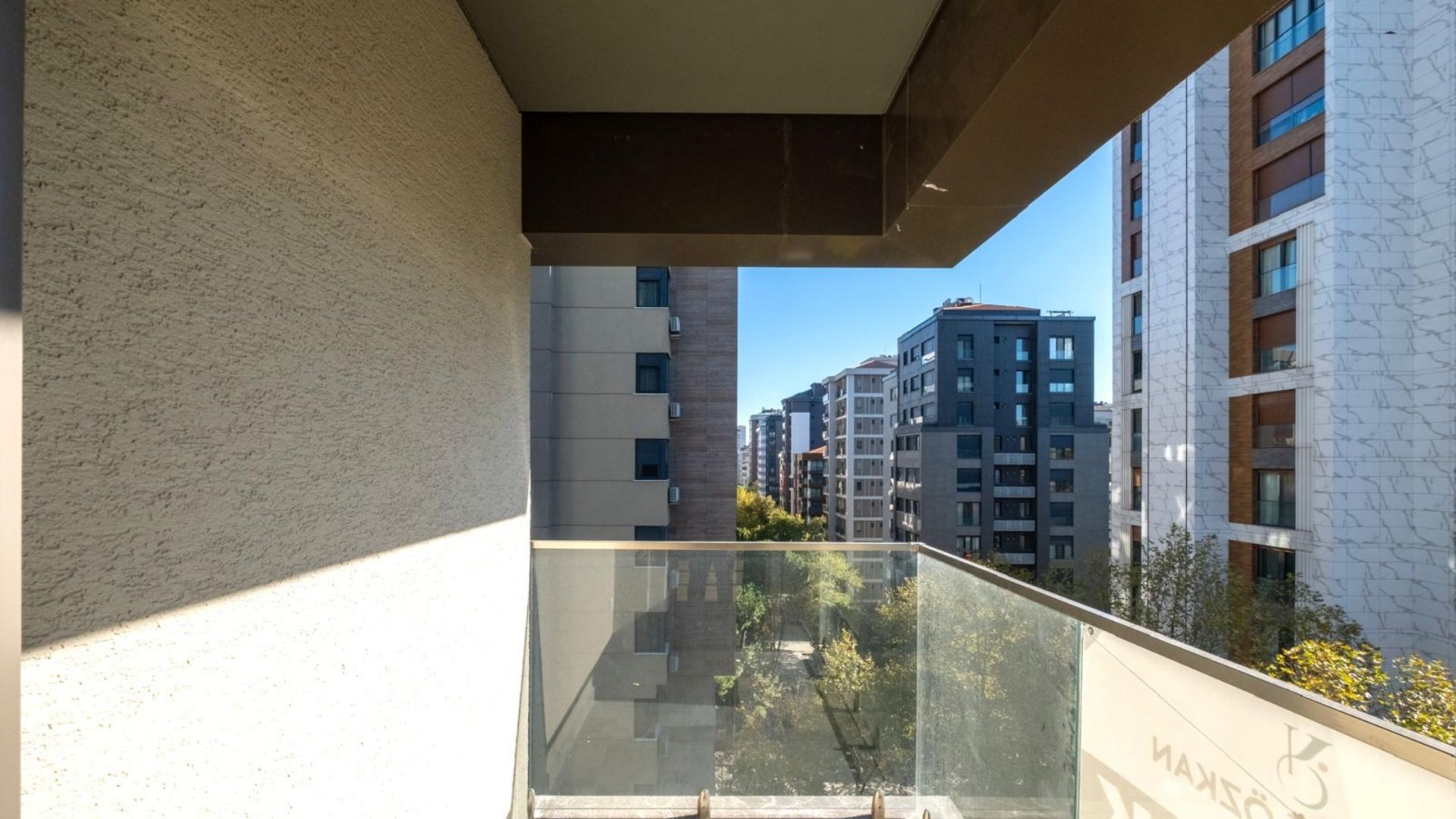 Saskinbakkal_Sahilde_Balkonlu_Ultra_Lux_Sifir_2+1 (15)