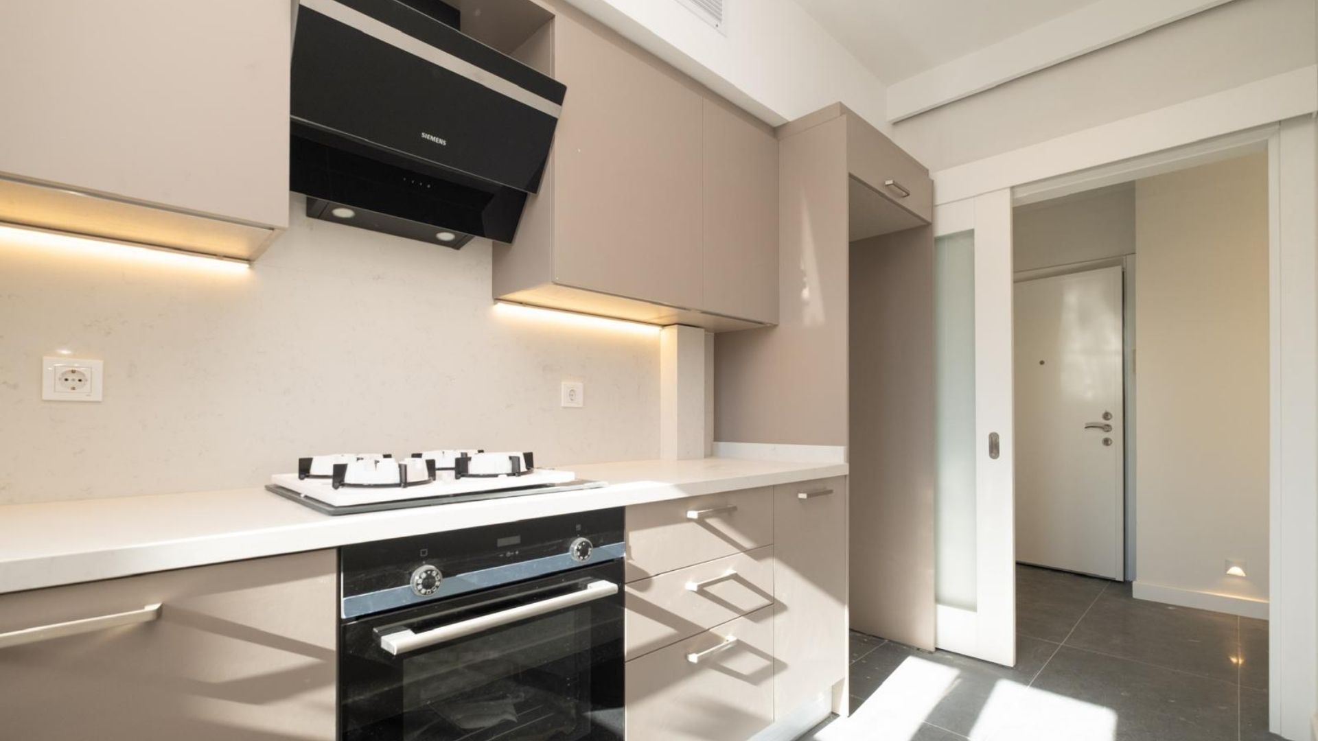 Saskinbakkal_Sahilde_Balkonlu_Ultra_Lux_Sifir_2+1 (20)